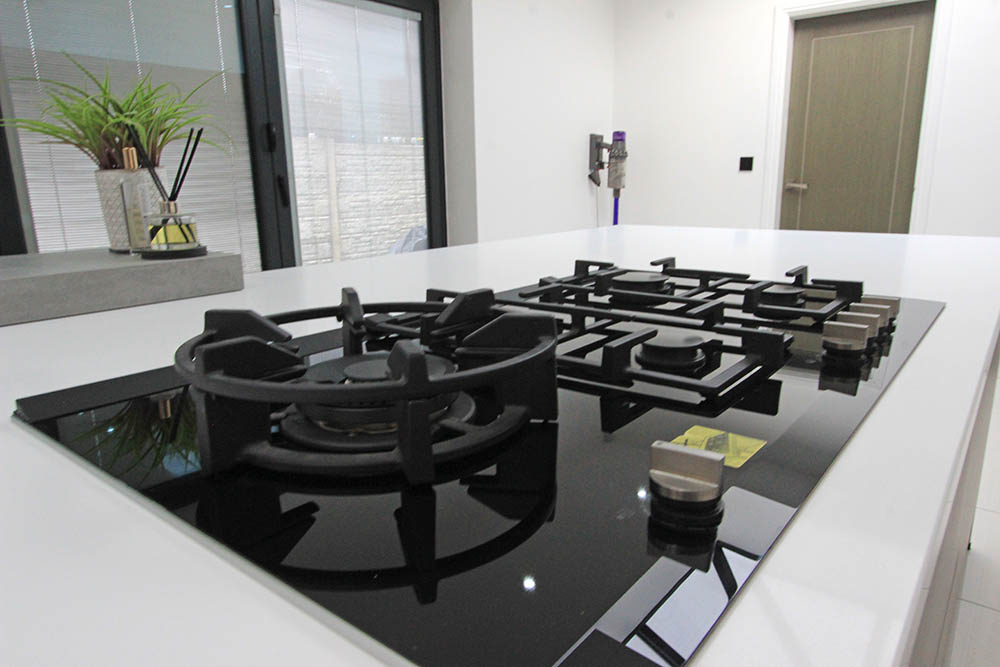 Schuller Kitchens Uni & Elba Mix - Gas Hob & Wok